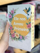 Bíblia Sagrada Capa Semiflexível Letra Gigante Promessas ARC e Índice Ele Nos Amou Feminina