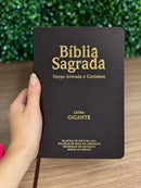 Kit 02 Bíblias Marrom Evangélicas Letra Gigante Capa Semiflexível ARC Com Harpa e Índice Fem & Masc