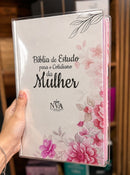 Bíblia de Estudo para o Cotidiano da Mulher Capa Dura Full Color Cerejeira Rosa NVA Gigante Feminina com Capa Protetora