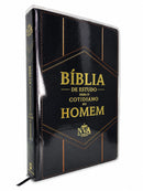 Kit de Capa Protetora + Bíblia de Estudo para o Cotidiano do Homem Capa Dura NVA Gigante Masculino