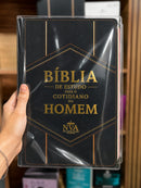 Kit de Capa Protetora + Bíblia de Estudo para o Cotidiano do Homem Capa Dura NVA Gigante Masculino