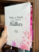 Bíblia de Estudo para o Cotidiano da Mulher Capa Dura Full Color Cerejeira Rosa NVA Gigante Feminina com Abas