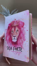 Bíblia Leão Seja Forte e Corajosa Letra Gigante Capa Dura Com Harpa Feminina Arc