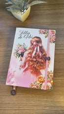 Bíblia Capa Dura Com Elástico Rosa E Medalhão Letra Gigante Com Harpa - Filha Do Rei + Índice