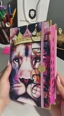 Bíblia Capa Dura com Elástico Rosa e Medalhão Dourado Letra Gigante - Leão Coroa + Índice