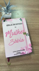 Bíblia Sagrada Mulher Sábia Estudo Capa Luxo Flexível Rosa Arc Letra Hipergigante Com Elástico Lateral e Índice