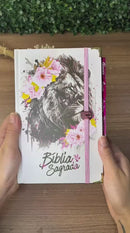 Bíblia Capa Dura Com Elástico Rosa E Medalhão Letra Gigante Com Harpa - Leão Rosa Abas Já Coladas