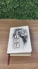 Bíblia Sagrada Capa Semiflexível Letra Gigante Promessas ARC e Índice Leão Yeshua P&B Fem e Masc