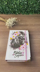 Bíblia Capa Dura Com Elástico Rosa E Medalhão Letra Gigante Com Harpa - Leão Flores Rosa
