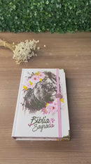 Bíblia Capa Dura Com Elástico Rosa E Medalhão Letra Gigante Com Harpa - Leão Flores Rosa E Índice